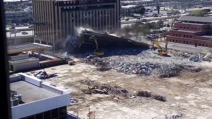 La démolition de ce batiment tourne mal... Le chauffeur de la pelleteuse est un miraculé