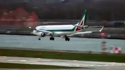 Ce pilote de ligne a beaucoup de mal à poser son avion à cause de vents puissants