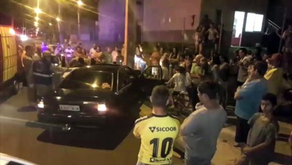 Carro atinge poste no Riviera e Corpo de Bombeiros é acionado