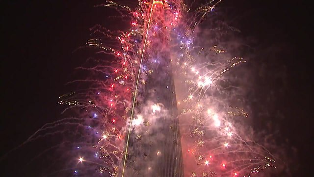 롯데월드타워 불꽃축제... 서울 전역서 100만 명 안팎 관람 / YTN