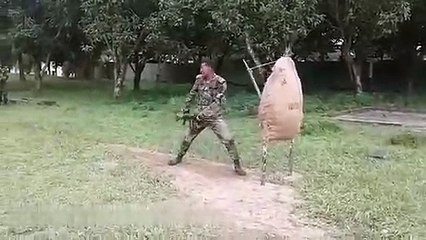 فيديو: تدريب عسكري يتحول إلى استعراض عرض كوميدي مضحك لجنود في الجيش