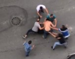 Öfkeli Kalabalık İstanbul'un Göbeğinde Tekme Tokat Birbirine Girdi! Kamera Kayıttaydı