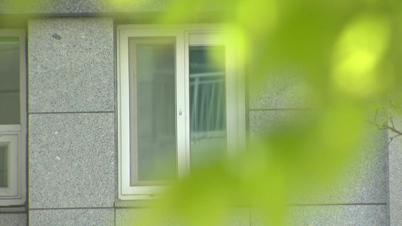 이웃에 흉기 난동, 중태..."층간 소음" 주장 / YTN