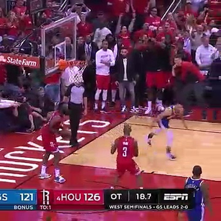 Steph Curry se fait contrer par le cercle !