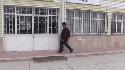 Annesinden Miras Kalan İplerle Okul Harçlığını Çıkarıyor