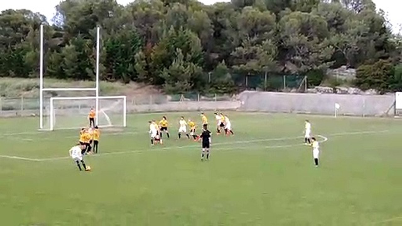 U14 : L'arret de Julien sur coup franc.