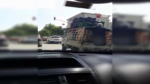 Araçtaki pazar kasalarını korumak için kendini siper etti