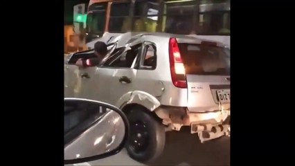 Ce conducteur roule dans une épave... En mode décapotable