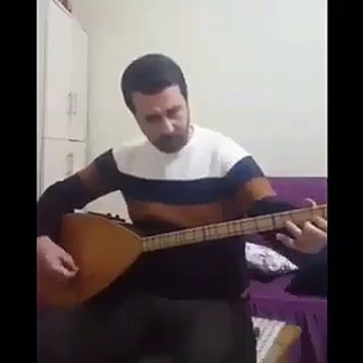 Gtünün desibeliyle cam sehpayı kıran saz üstadı...