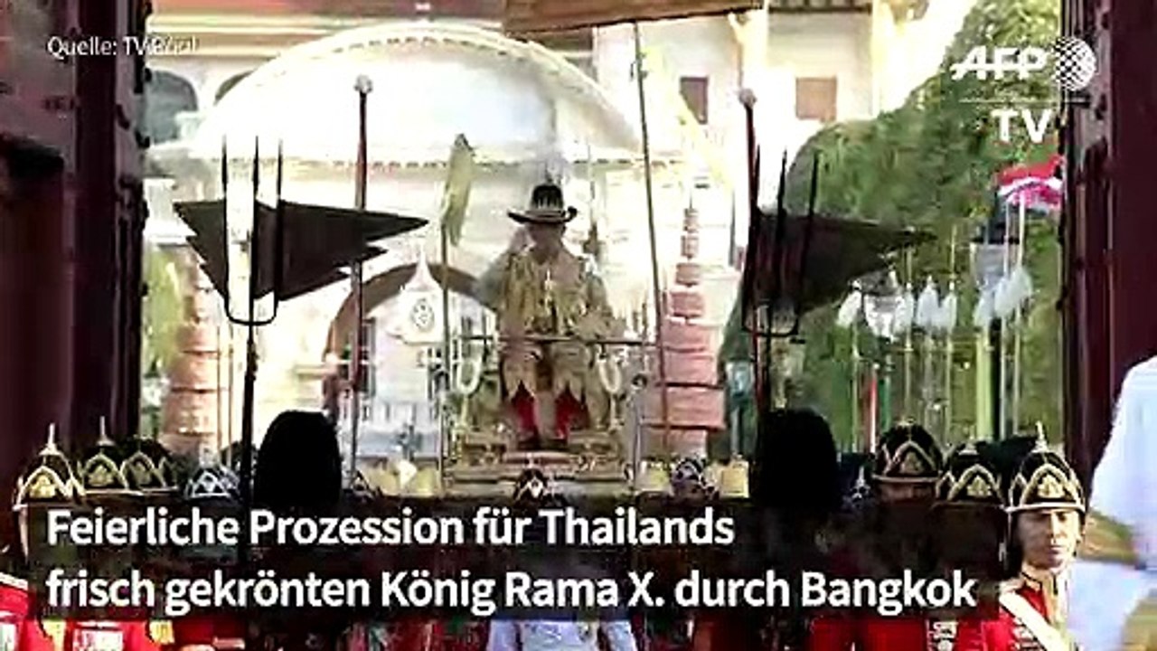 Feierliche prozession für thailands frisch gekrönten könig