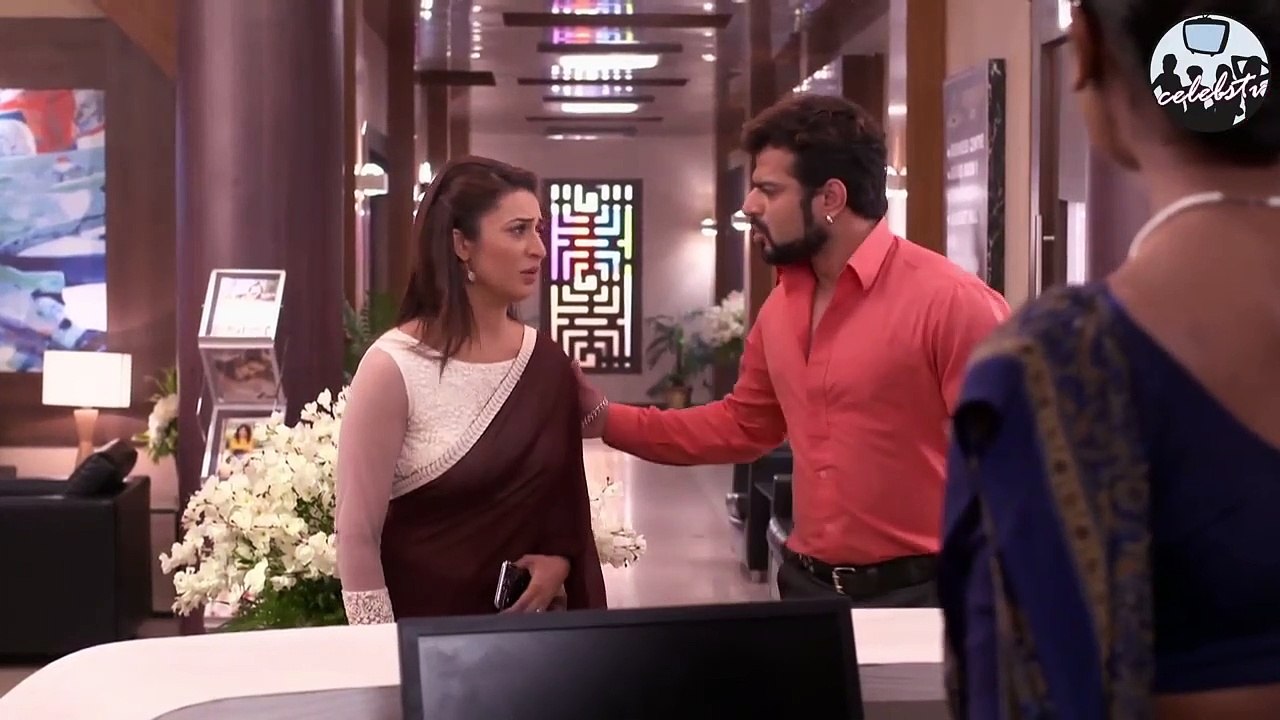 Divyanka Tripathi Hot  in Sari