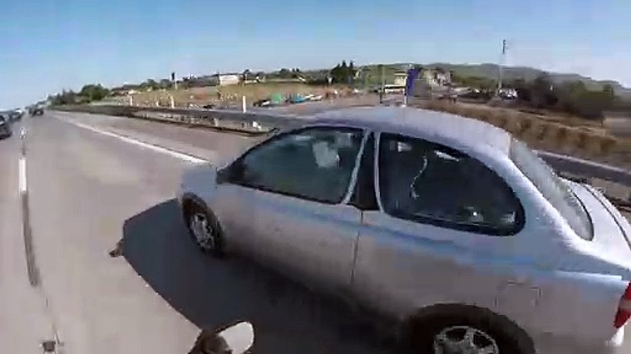 Une voiture fait un spectaculaire tonneau en s'engageant sur une autoroute (États-Unis)