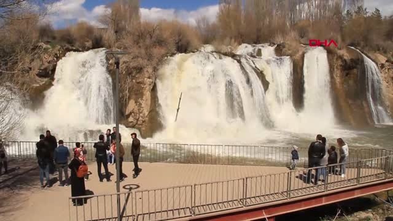 Van Muradiye Şelalesi'nde Ramazan Öncesi Görsel Şölen