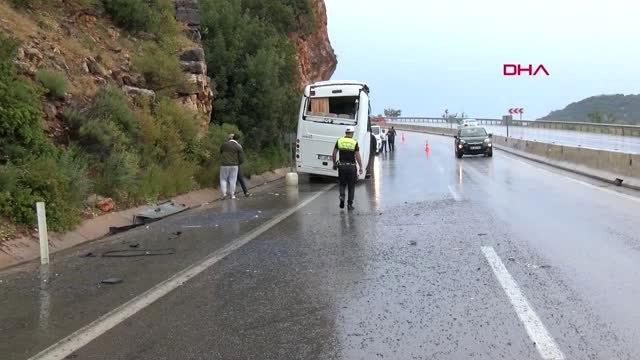 Antalya İki Midibüs Kaygan Yolda Çarpıştı 5 Yaralı