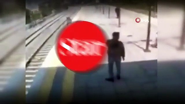 Trenin önüne atlayıp intihara kalkışan kadını kurtardı