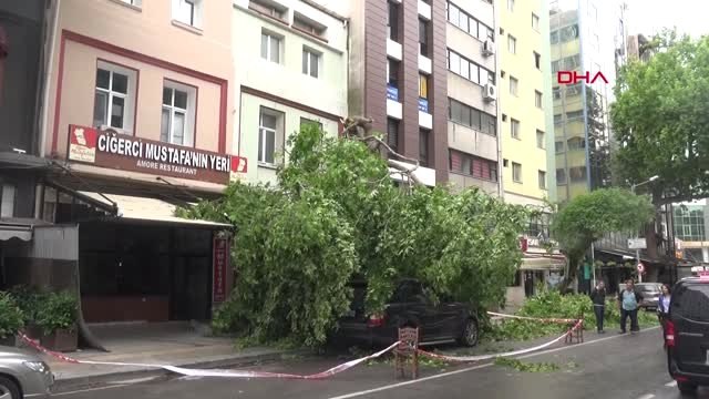 İzmir'de Fırtınadan Dolayı Vapur Seferleri İptal Edildi