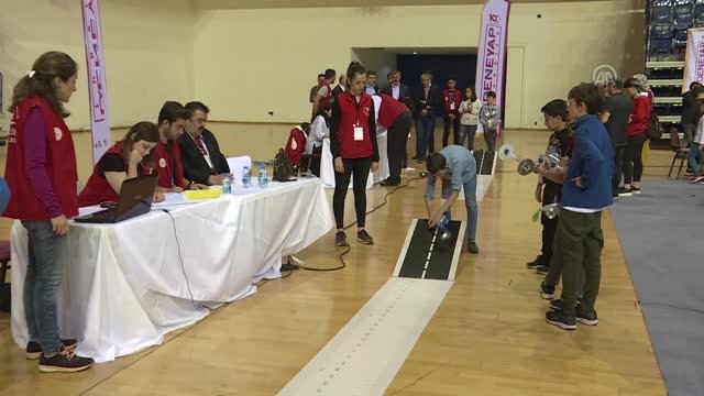 Gençler Teknoloji Yıldızı Olmak İçin Hünerlerini Sergiledi