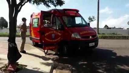 Homem é baleado na perna, recusa atendimento e sai caminhando pela rua