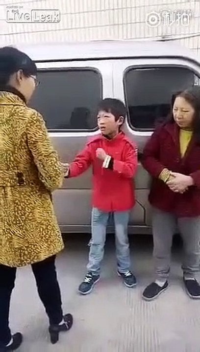 Cet enfant déteste l'école et le fait savoir à sa mère... Sale gosse