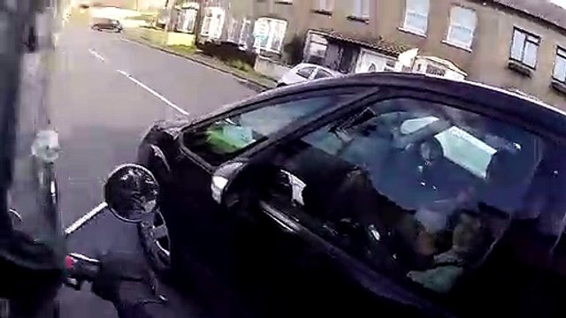 Un motard sympa va illuminer la journée d'un enfant.