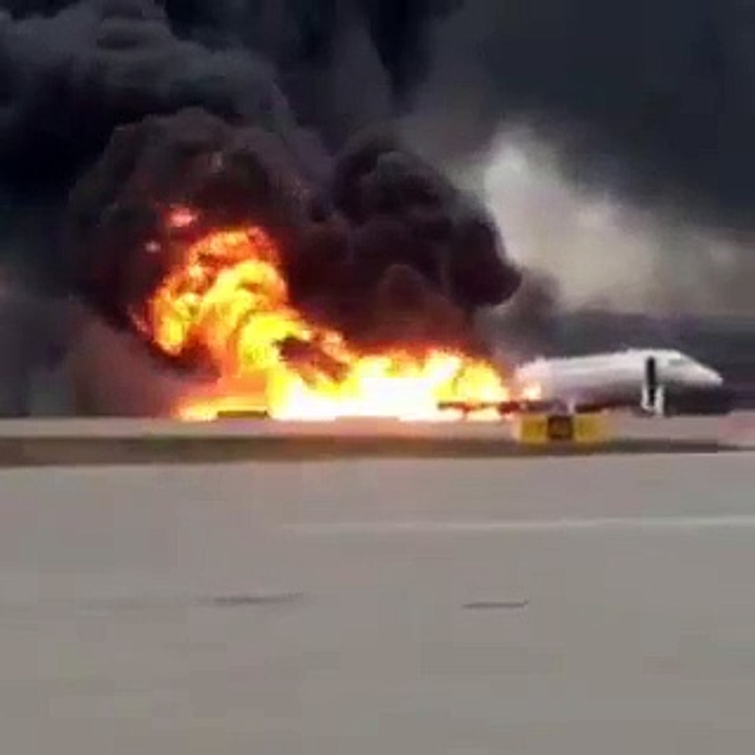 avion au sol à l'aéroport subissant un événement de défaillance  catastrophique causé par la combustion du moteur, le feu et la fumée  6927842 Photo de stock chez Vecteezy
