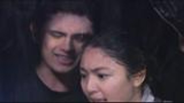 Clark at Leah, nagdampi ang mga labi sa ilalim ng ulan