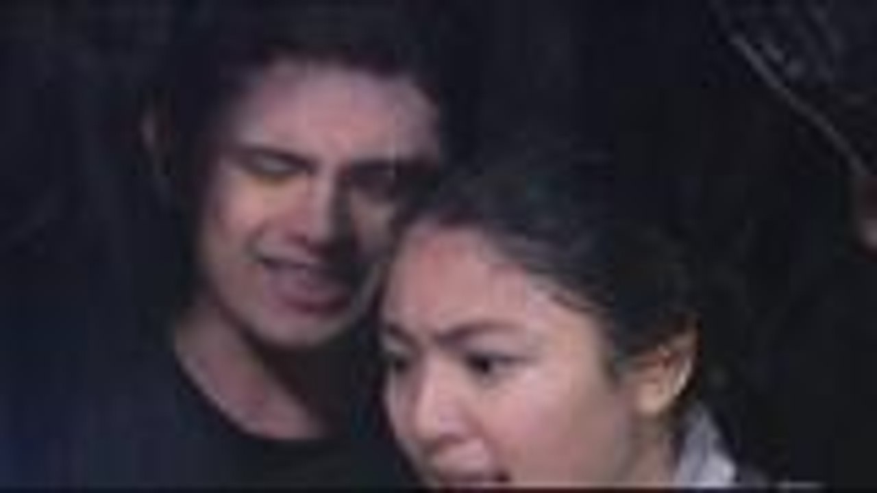 Clark at Leah, nagdampi ang mga labi sa ilalim ng ulan