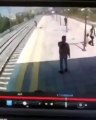 Küçükmece'de tren raylarına atlayan bir kişi son anda kurtarıldı