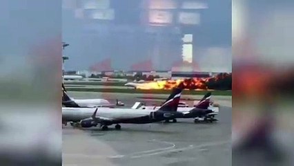 Un avión ruso aterriza envuelto en llamas