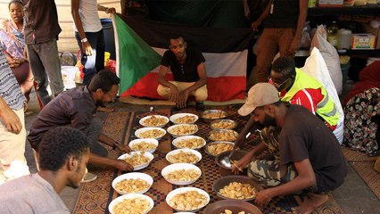 استعدادا لرمضان.. معتصمو السودان يجهزون الميدان