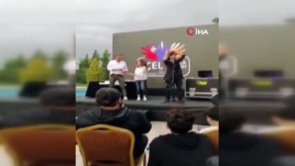 Partide kurulan led ekran sahnedekilerin üstüne böyle devrildi