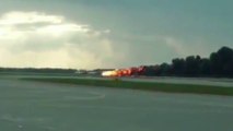 Les images de l’atterrissage d’urgence d’un avion en feu à Moscou