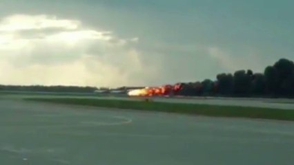 Les images de l’atterrissage d’urgence d’un avion en feu à Moscou