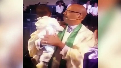 Regardez la réaction adorable de ce bébé pour son baptême