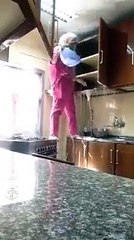 Il place une caméra de surveillance et découvre que sa femme de ménage fait n'importe quoi