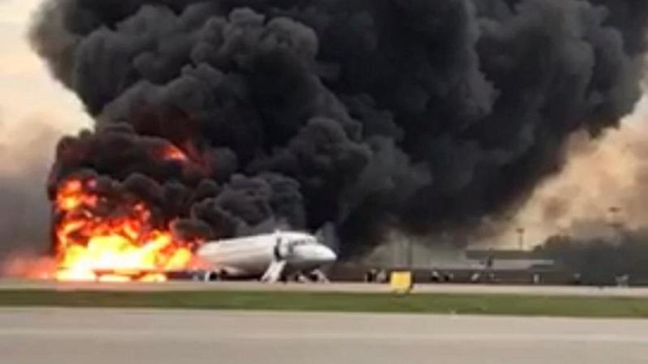 Moskau: Notlandung eines Passagierflugzeuges nach Feuer an Bord