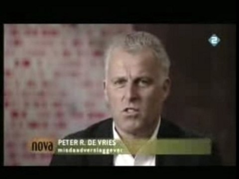 Joran van der Sloot gooit wijn in gezicht Peter R. De Vries