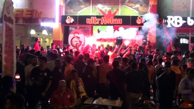 Galatasaraylı taraftarların liderlik sevinci