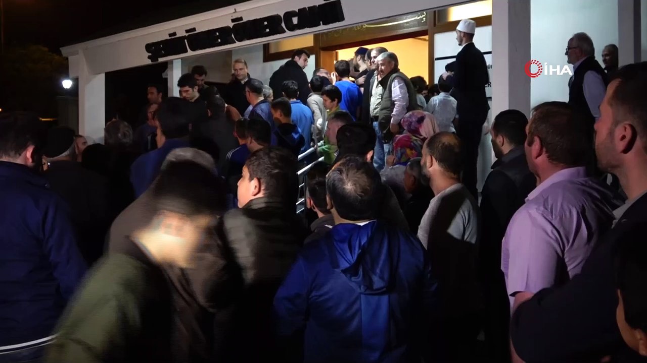 AK Parti İstanbul Büyükşehir Belediye Başkan Adayı Binali Yıldırım, teravih namazı çıkışı basın mensuplarının sorularını yanıtladı