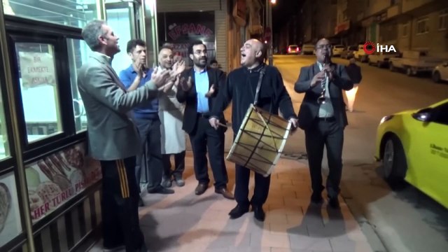 İlk sahura davul ve klarnet sesiyle uyandılar, halay çekip çiftetelli oynadılar