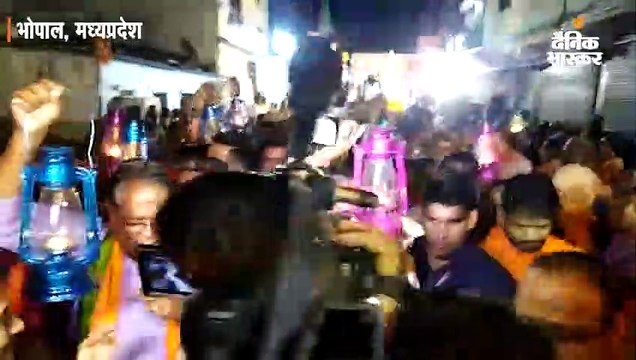 लालटेन लेकर सड़कों पर घूमे पूर्व मुख्यमंत्री शिवराज सिंह चौहान