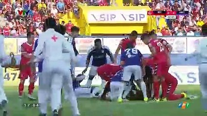 Referee saves a player's life with quick reaction after horrible clash of heads in Vietnam's league