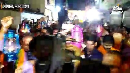 भोपाल में लालटेन लेकर सड़कों पर घूमे पूर्व मुख्यमंत्री शिवराज सिंह चौहान