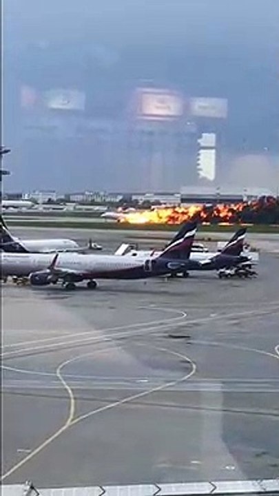 Un avion prend feu lors d'un atterrissage d'urgence (Moscou)