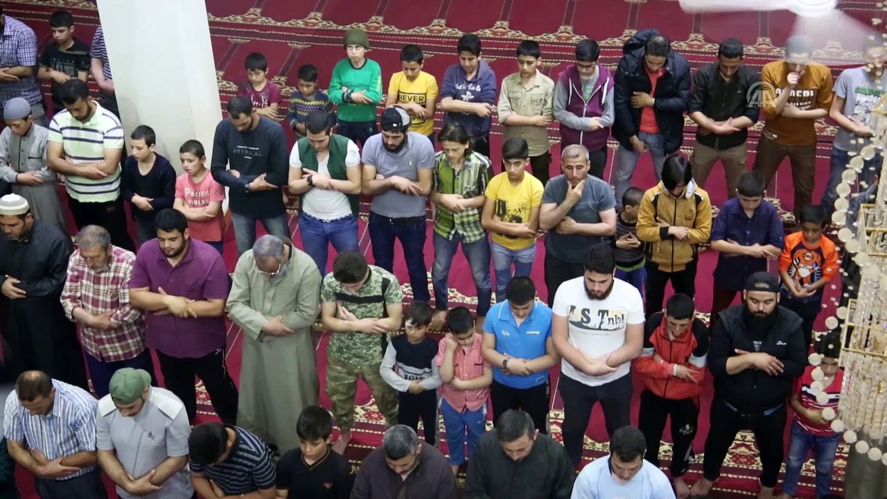 HUZUR VE BEREKET AYI RAMAZAN - Suriye'de ilk teravih namazı kılındı - İDLİB