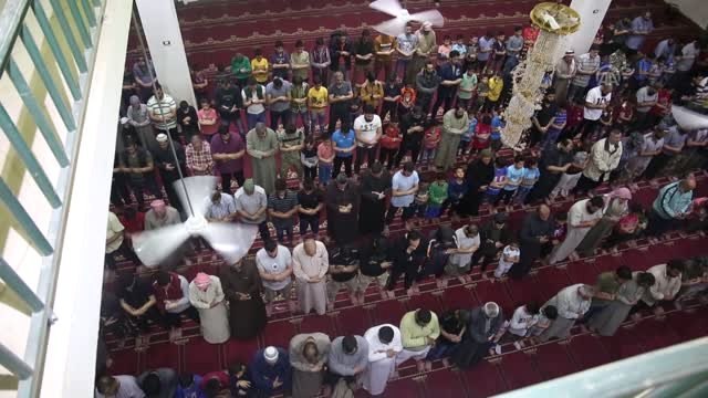 Huzur ve Bereket Ayı Ramazan - Suriye'de İlk Teravih Namazı Kılındı