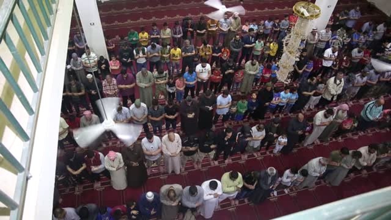 Huzur ve Bereket Ayı Ramazan - Suriye'de İlk Teravih Namazı Kılındı