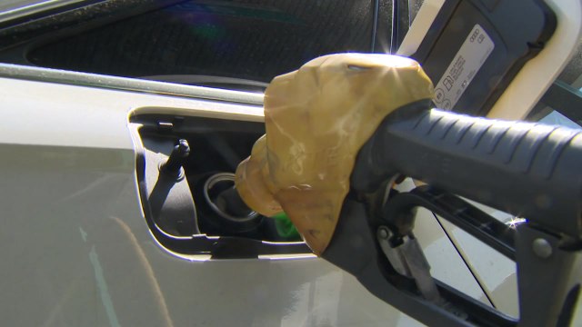 유류세 인하 15→7％ 축소...기름값 부담↑ / YTN