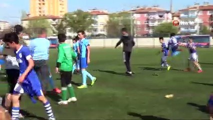 Minik oyuncular maç sonunda birbirine girdi
