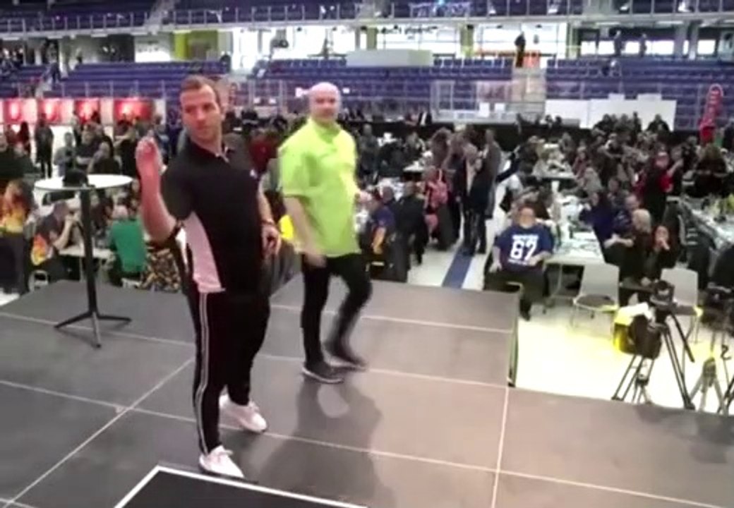 Rafael van der Vaart remporte son premier match de fléchettes en tant que joueur professionnel